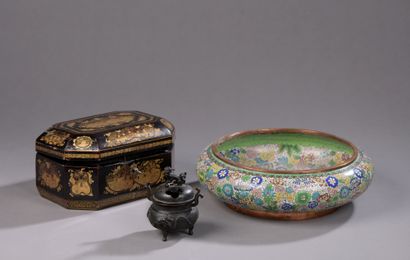 null Lot including a cloisonné enamel cup (D. 29 cm), a copper alloy perfume burner...