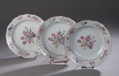 null CHINA, Cie des Indes

Nine plates with contoured edges and polychrome decoration...
