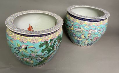 null Deux vasques à poissons en porcelaine à décor d'émaux polychromes d'oiseaux,...