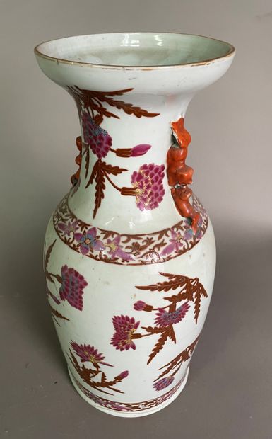 null Paire de vases balustres en porcelaine à décor d'émaux polychromes de prunus,...