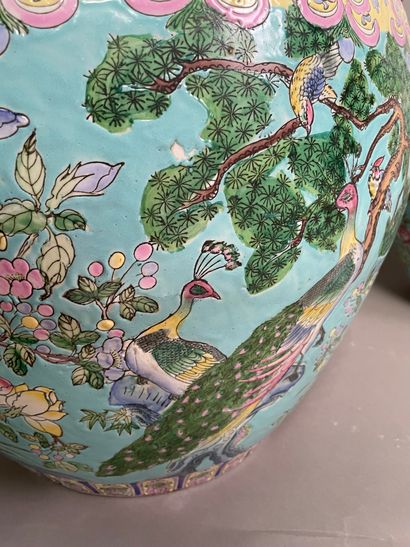 null Deux vasques à poissons en porcelaine à décor d'émaux polychromes d'oiseaux,...