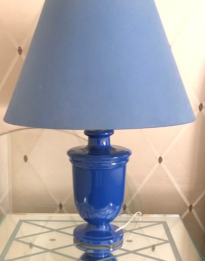 null Lot including :

- Pair of blue ceramic vases mounted in lamp

H: 31 cm approximately

-...