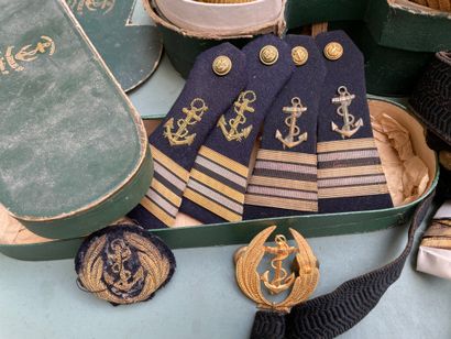 null Lot comprenant :

- Trois casquettes de Marine dont l'une d'Amiral, celle de...