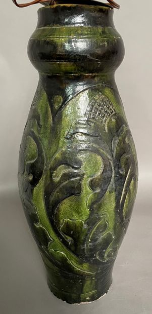 null Grand vase ovoïde en céramique, glaçure à coulures crème sur fond noir. 

XXe...