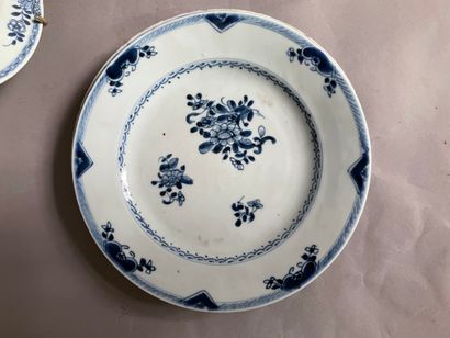 null Lot de 8 assiettes en porcelaine : 

- Deux assiettes à décor en bleu sous couverte...