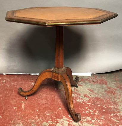 null Octagonal pedestal table in veneer and gilded brass, hexagonal shaft ending...