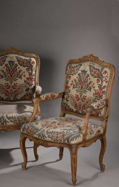 null Paire de fauteuils en bois mouluré et sculpté. 

Pieds galbés. Tapisserie au...