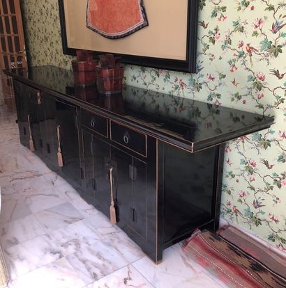 null Important console in black lacquered wood opening with six leaves and four drawers

Small...