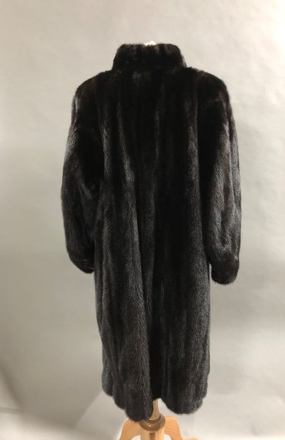null Lot including : 

- Yves SAINT LAURENT Fur

Dark mink coat (wear on collar),...