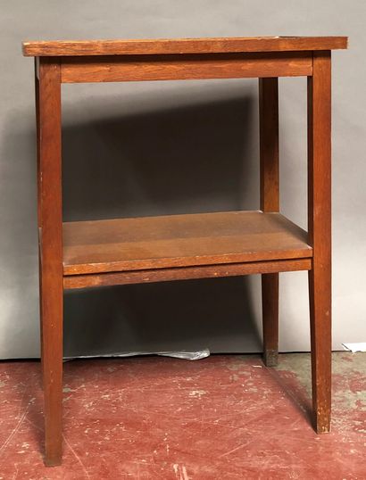 null Lot comprenant : 

- Une petite table pliante en bois noirci, piètement en bois...
