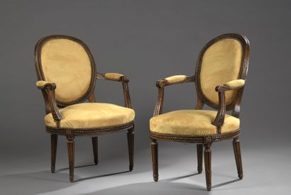 null Pair of cabriolet armchairs with medallion back and round belt, with molded...