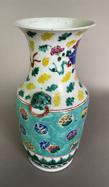 Vase balustre en porcelaine à décor d'émaux...