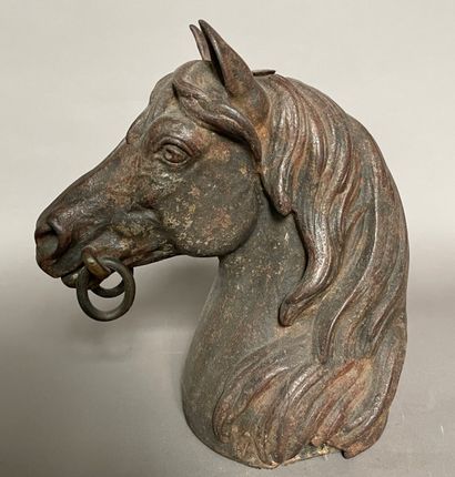 null Horse head in cast iron with brown patina. 

Cracks. 

H. 27 cm