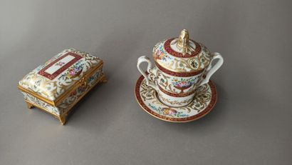 null Lot including : 

LE TALLEC in Paris 

- Enameled porcelain set with flowers...