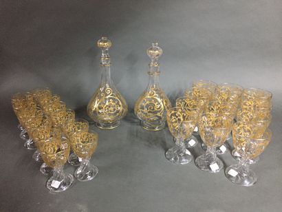  Mannette de cristal comprenant diverses parties de service, tumblers, carafes, verres...