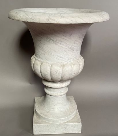 null White marble Medici vase with gadroon decoration. 

Small accidents. 

H. 74...