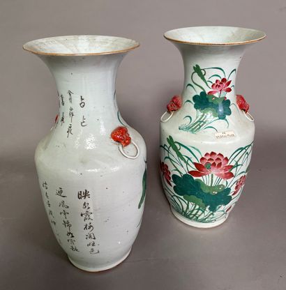 null Paire de vases balustres en porcelaine à décor ''miroir'' de fleurs et de feuilles...