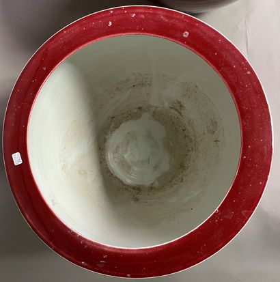 null Deux vasques à poissons en porcelaine à couverte brun-rouge. 

Chine, XXe siècle....