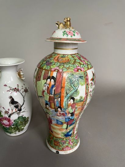  Lot comprenant : 
- Un vase couvert en porcelaine dite '' de Canton'' (un couvercle...