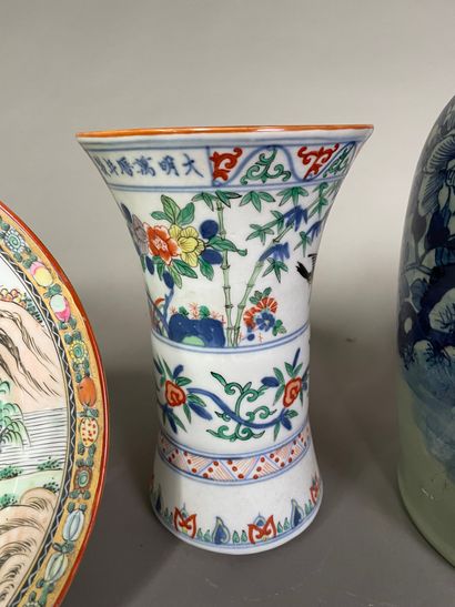 null Lot including :

- A covered vase in porcelain known as ''Canton'' (a lid damaged,...