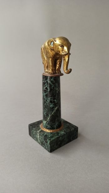 null Jean GARNIER (1853 - 1910)

Elephant

Bronze with golden patina.

Marble base.

Signed.

H....