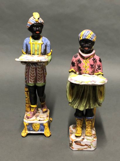 null Two servants in polychrome earthenware. 

Small accidents and missing, restorations....