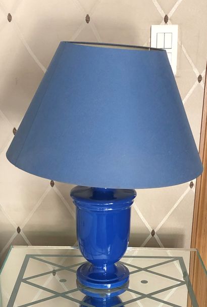  Lot comprenant : 
- Paire de vases en céramique bleue montés en lampe 
H : 31 cm...