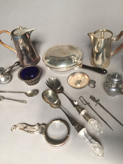 null Lot in silver plated metal including a covered frying pan, an ice bucket, two...