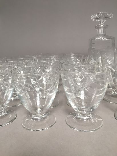  Mannette comprenant : 
Parties de service de verres en cristal : 
- 8 verres à eau...