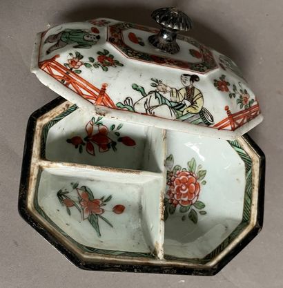 null Spice box of octagonal form in porcelain decorated with polychrome enamels of...