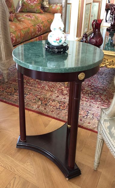 null Pair of small tripod pedestal tables, imitation mahogany, green marble top

Empire...
