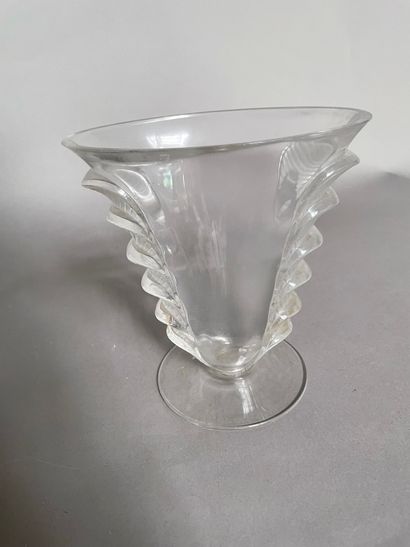 null LALIQUE FRANCE

Vase in pressed molded crystal decorated with lateral leaves,...