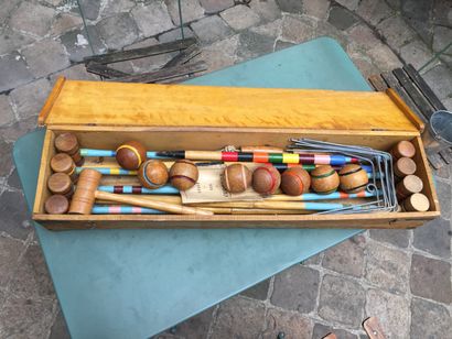 null Mannette de divers jeux dont : 

- Deux jeux de Backgammon, l'un dans une malette...