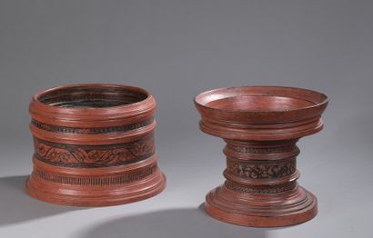null Lot of wooden objects and red lacquered wickerwork, including a circular display...