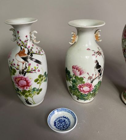 null Lot including :

- A covered vase in porcelain known as ''Canton'' (a lid damaged,...