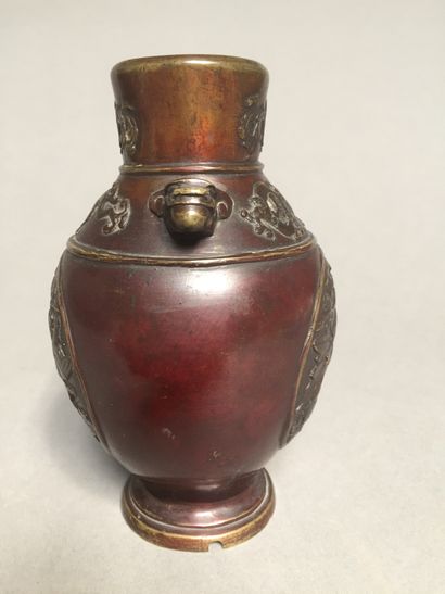 null Lot including : 

- Small baluster vase in bronze with a medal patina decorated...