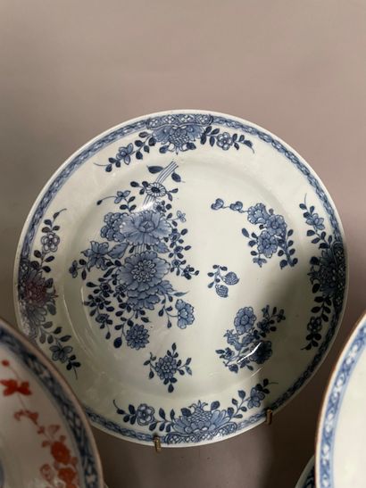 null Set of 8 porcelain plates: 

- Two plates with underglaze blue decoration of...