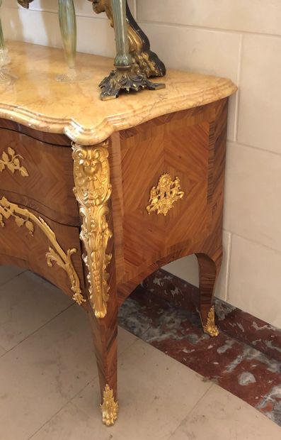 null Chest of drawers in veneer and leaf marquetry, opening with two drawers in the...