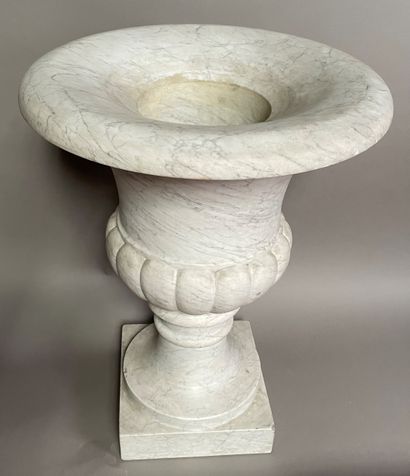 null White marble Medici vase with gadroon decoration. 

Small accidents. 

H. 74...