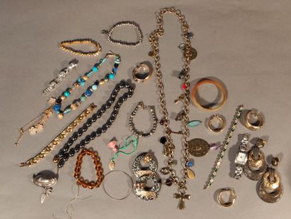 null Important batch of costume jewelry.