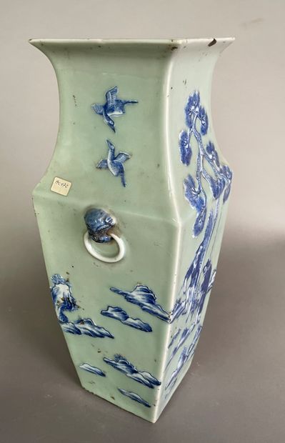 null Vase quadragulaire en grès à décor en bleu sur couverte céladon de personnages...