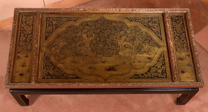 null Table basse en bois laqué doré à décor de danseuses. 

Cambodge, Xxème siècle

45...