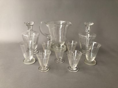 null Lot en cristal et verre comprenant :

- Un pichet à décor de frise de rubans...