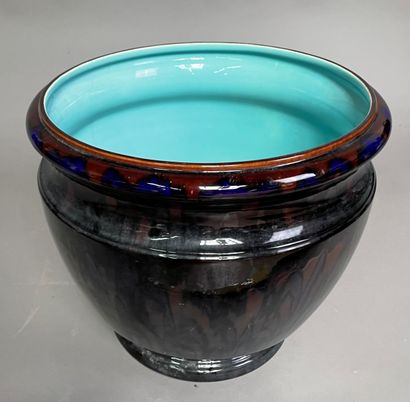 null Vasque à poissons en porcelaine à couverte bleu nuit et taches rougeâtres.

Chine,...