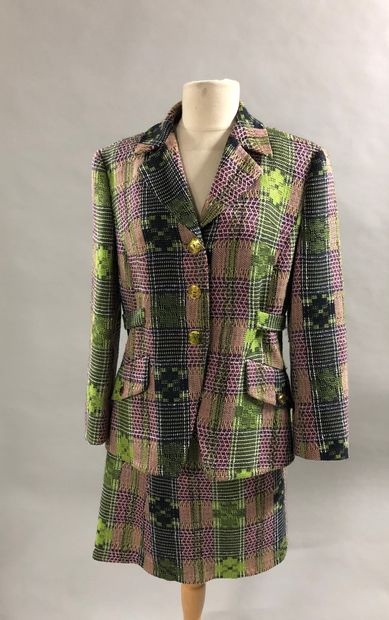 null Lot including : 

- Yves SAINT LAURENT Variation and Guy LAROCHE

Yellow wool...