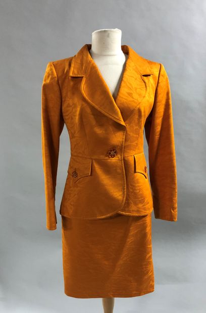 null Lot including : 

- Yves SAINT LAURENT Variation and Guy LAROCHE

Yellow wool...