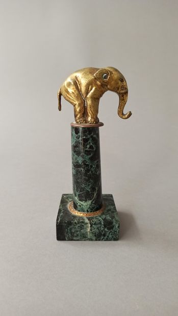 null Jean GARNIER (1853 - 1910)

Elephant

Bronze with golden patina.

Marble base.

Signed.

H....