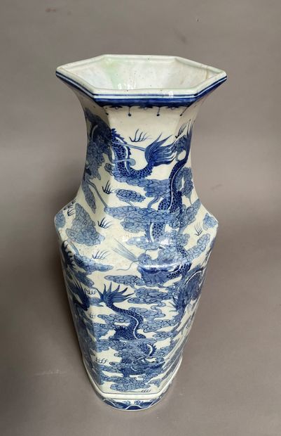 null Vase hexagonal en porcelaine à décor en bleu de dragons parmi les nuées.

Chine...