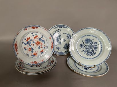 null Lot de 8 assiettes en porcelaine : 

- Deux assiettes à décor en bleu sous couverte...