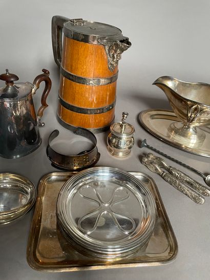 null Lot in silver plated metal including an oval dish, a bowl, two card trays, a...